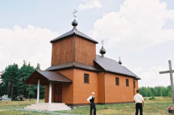 uscin 
Kapliczka na cmentarzu w Narwii 
2006-09-09 21:51:24