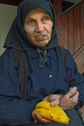 GuliVar 
Монахиња у Манастиру Велуће 
2006-09-18 18:10:38