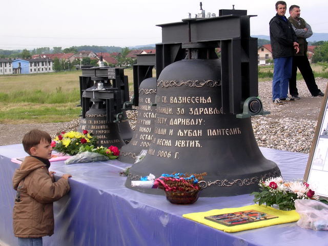 Освећење звона нове лозничке цркве