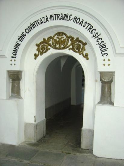 Trecere catre biserica veche din Manastirea Sinaia