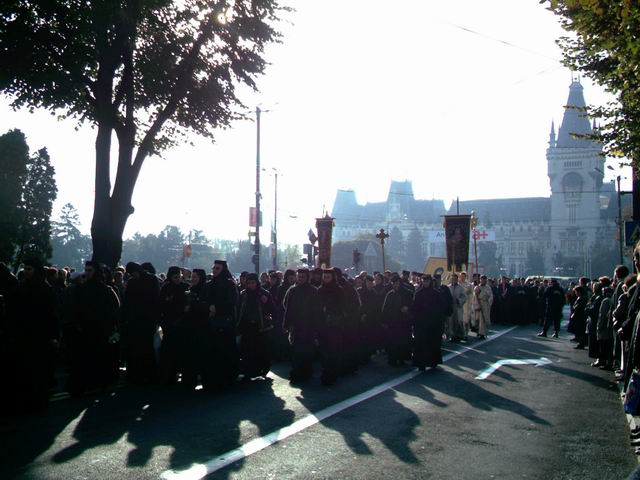 Today's procession with St. Parascheva's and St Nectarios's relics in Iasi