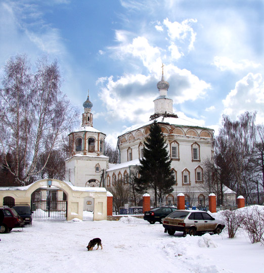 У сельской церкви
