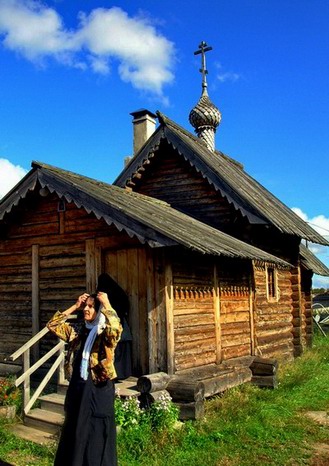 У маленькой деревянной церкви