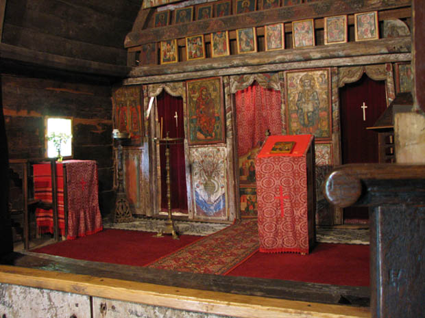 Interior de biserica taraneasca/Inside of a village church made by wood