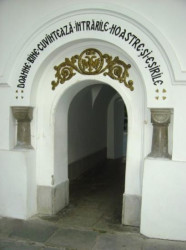 bogdanmate 
Trecere catre biserica veche din Manastirea Sinaia 
2006-10-12 20:18:46