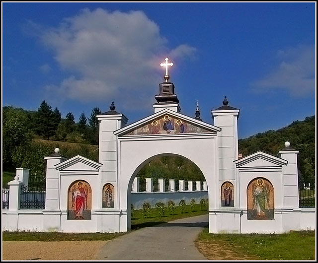 Улазна капија манастира Гргетег