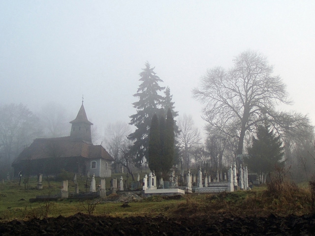 Biserica veche din cimitir