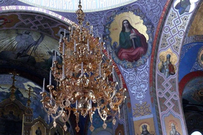 Под сводами храма