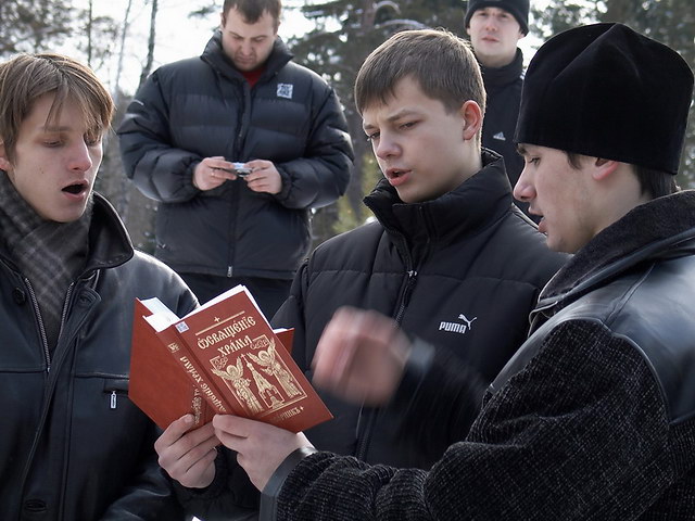Мы читаем и поём и кадило подаём!