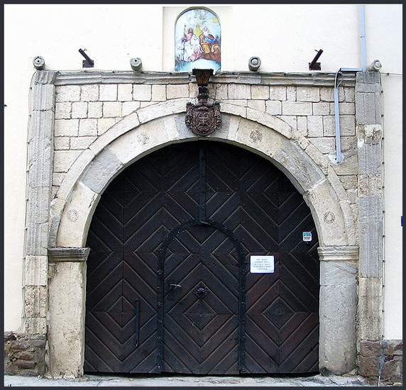 Капија манастира Јазак