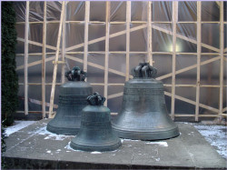 Oliver 
Clopote in incinta Manastirii Trei Ierarhi Iasi / Bells in the precincts of Three Ierarchs Monastery 
2007-01-25 22:58:33