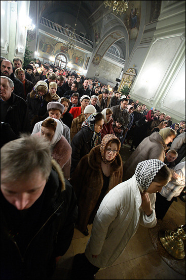 Christmas service. People. Рождественская служба. Прихожане.