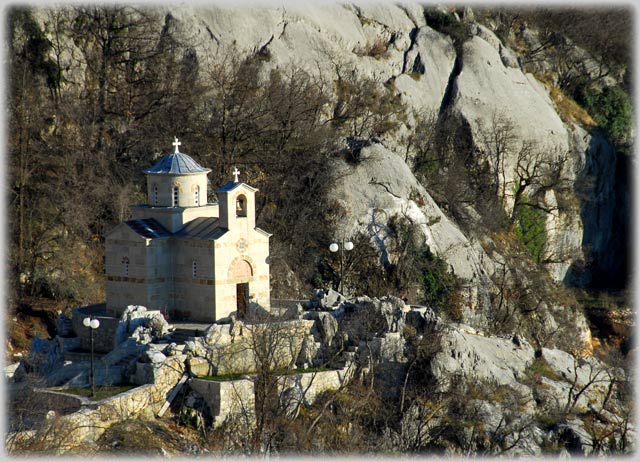 Црква међ камењем