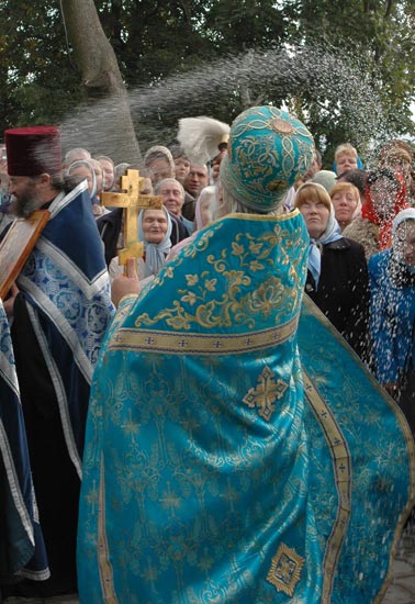 В движении