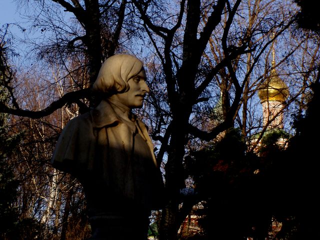 Gogol tomb - Novodievichi Monastery, 2006