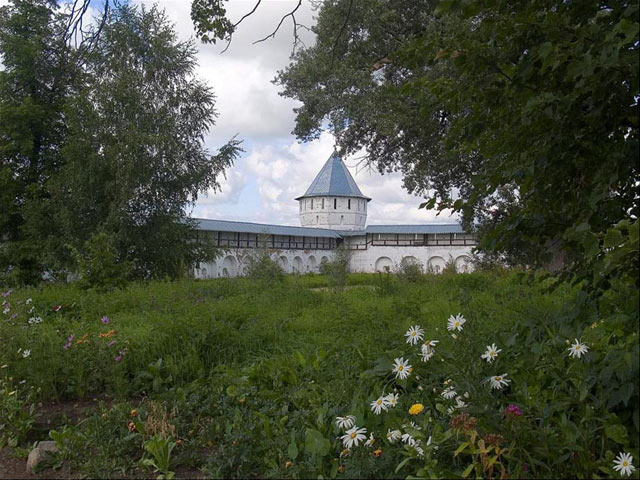 В тени деревьев, в ароматах трав...