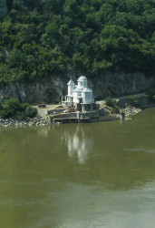 sekula 
ДЕЛИ НАС РЕКА А ВЕРА НАС СПАЈА 
197 
2007-02-18 11:33:09