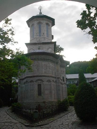 MANASTIREA DINTR-UN LEMN