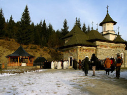 mihaela 
Monastery Sihastria Putnei - before Holy Liturgy 2 
210 
2007-03-10 21:25:27