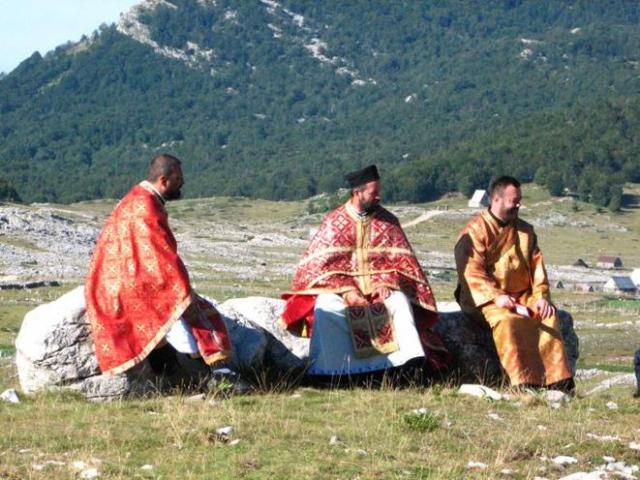 чекајући