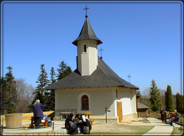 Biserica Schitului Horaicioara, la "Izvorul tamaduirii"
