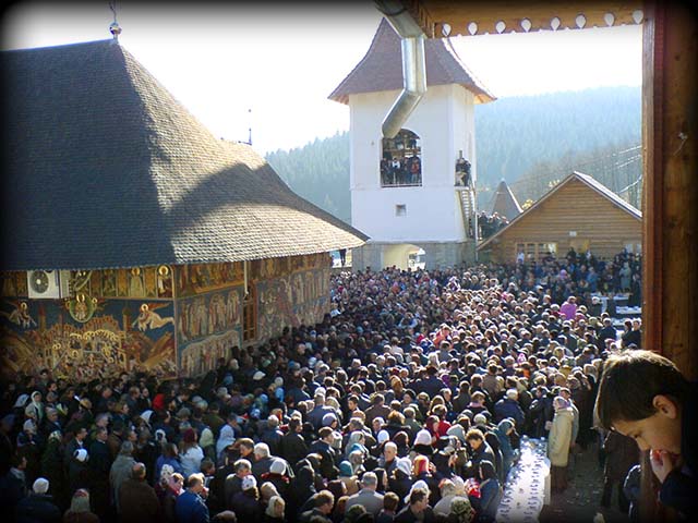 Sfintirea Bisericii la manastirea Petru-Voda in 2005.