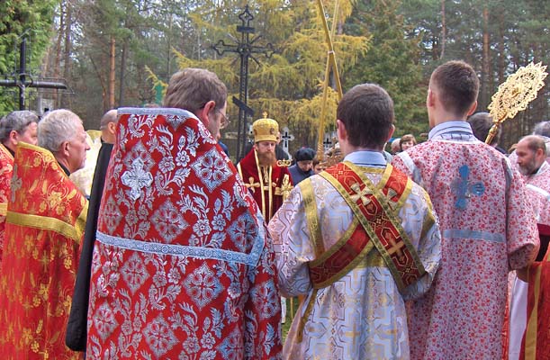 Jego Ekscelencja Najprzewielebniejszy Grzegorz, bp. Bielski na św. Dymitra Sołuńskiego w Sakach