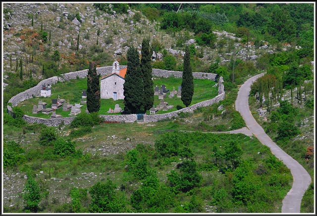 Црквица у кругу од камења