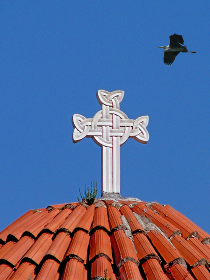 Ptica iznad manastira
