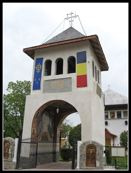 Clopotniţa Bisericii Sf. Apostoli Petru şi Pavel