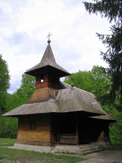 Biserica de langa cimitirul Manastirii Sihastria