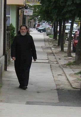 Vladika Lavrentije u setnji Sabackim ulicama