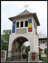 OvidiuMihail 
Clopotniţa Bisericii Sf. Apostoli Petru şi Pavel 
2007-05-14 17:46:33