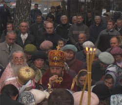 Aimilianos 
Biskup Bielski Grzegorz na św. Dymitra Sołuńskiego w Sakach, wśród wiernych 
2007-05-24 12:10:53