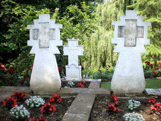 гробови, манастир Каона