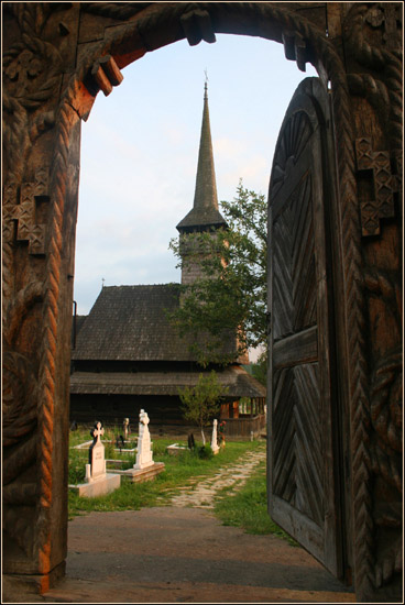 Biserica " Sf. Arh. Mihail si Gavriil " - Rozavlea, Maramures