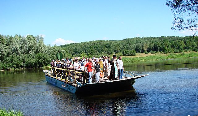 Przeprawa uczestników pielgrzymki Białystok-Jabłeczna 2007 przez Bug