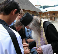 aur_lia 
Binecuvantare, Manastirea Sfintilor Arhangheli Mihail si Gavriil, Petru-Voda, Neamt 
2007-06-08 21:53:32