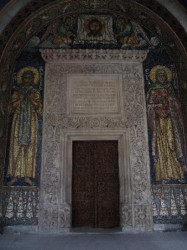 codre 
the entrance of the church made by Saint Antim Ivireanu - Monastery Antim, Bucuresti 
2007-06-11 12:05:59