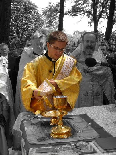 Pobjednuju pjesn' pojuszcze, wopijuszcze, wzywajuszcze i głagoljuszcze.