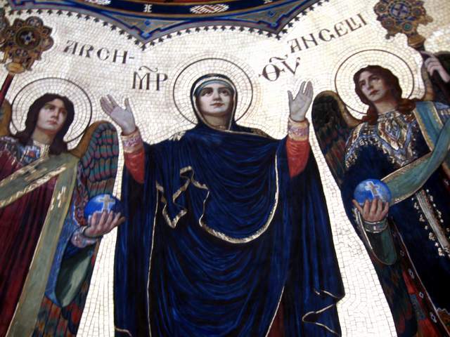 Maica Domnului cu Sf Arhangheli, pictura din cupola Catedralei Mitropolitane din Sibiu