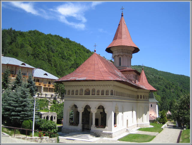 Biserica noua cu hram dublu ”Adormirea Maicii Domnului” şi ”Sfinţii Apostoli Petru şi Pavel