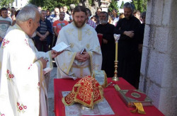 sapuric 
ПЕТРОВДАНСКА ЛИТУРГИЈА У НИКШИЋУ 
2007-07-13 22:22:07