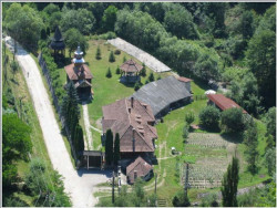 zidan2703 
Privire din inaltul Cheilor Posagei spre M-rea Posaga - ALBA 
2007-07-17 10:22:32