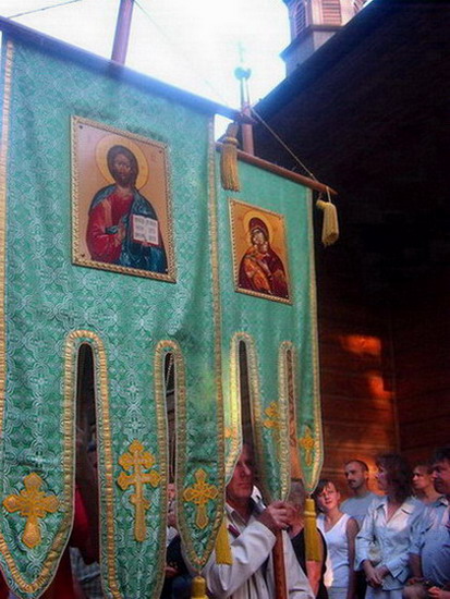 Chorągwie podczas Krestnego Chodu (św. Góra Grabarka 2007)