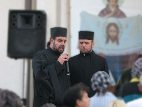 o.Dojcilo i o.Ivan pevaju duhovne pesme na narodnom saboru