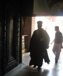 iliana 
Priest entering Hagia Sophia 
2007-08-01 21:59:30