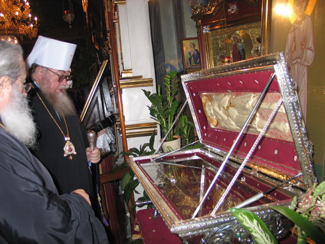 Metropolitan Sava and archbishop Damian at St. Gabriel relics