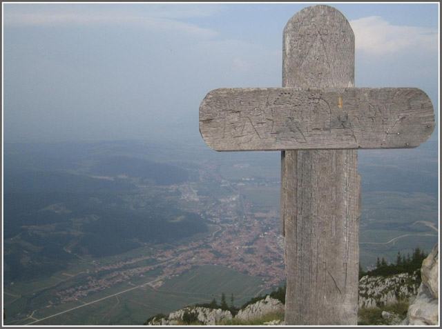 Orasul Zarnesti plecandu-se la Sfanta Cruce de pe muntele Piatra Mica