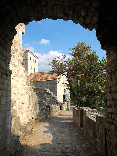 Главном улицом, па кроз капију...